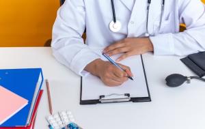 افزایش ظرفیت دانشجوی پزشکی منجر به اضافه درمانگری می‌شود