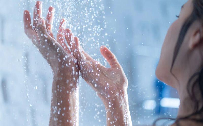 فواید بی نظیر دوش آب سرد برای سلامتی و نشاط